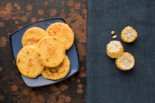 Disposizione con arepas e mais