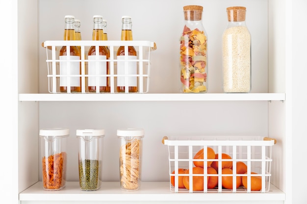 Arrangement with food containers on shelves