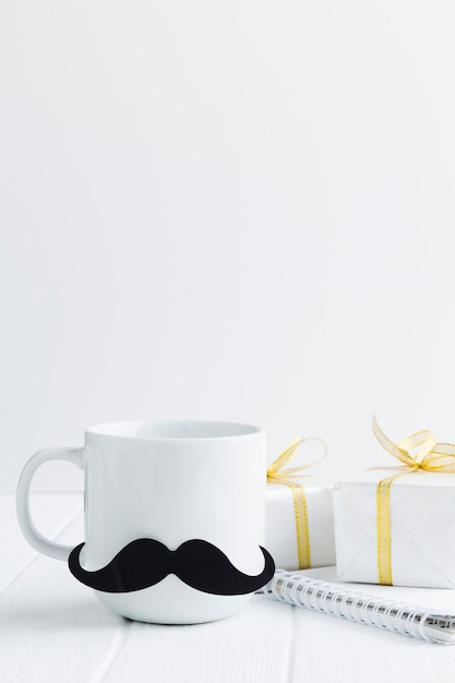 Photo arrangement with mug and presents