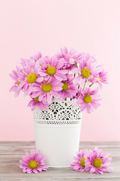 Disposizione con fiori primaverili in vaso bianco