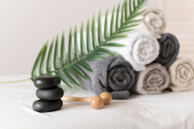 Arrangement with towels and stones