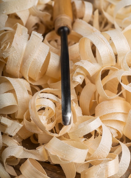 Foto disposizione con scarti di legno e utensile