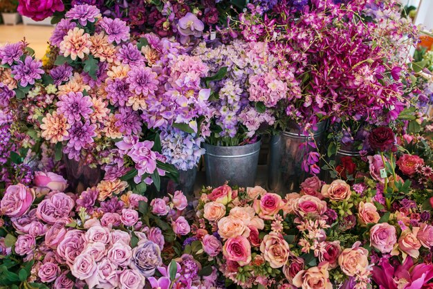 金属の立方体のピンクと紫の花の配置