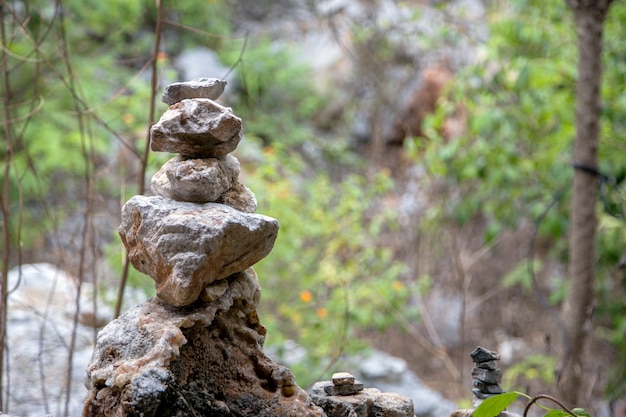 Arrangiare lo stile zen in pietra sulla montagna