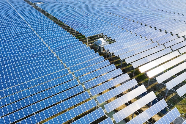 Массивы синих солнечных панелей на фотоэлектрической электростанции с высоты птичьего полета новой энергии