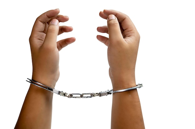 Арестованный мужчина с наручниками на руке