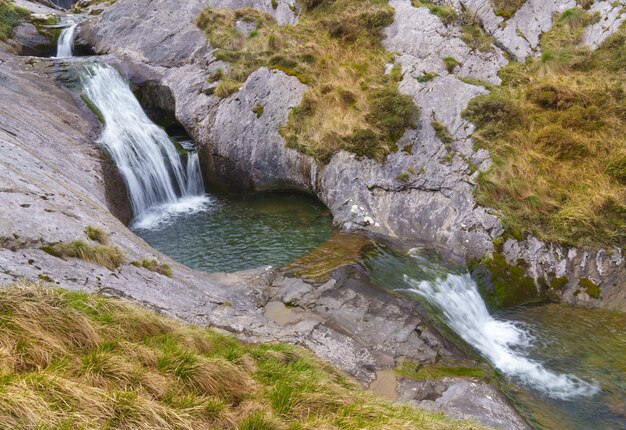 Foto arritzaga erreka rivier in het natuurpark van de sierra de aralar gipuzkoa euskadi