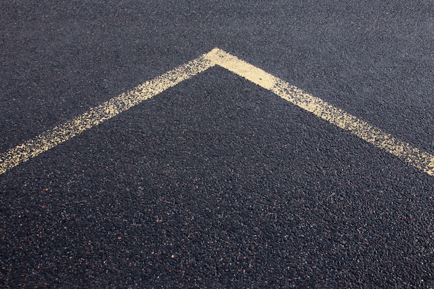 Foto linea della freccia su nuova struttura della strada asfaltata