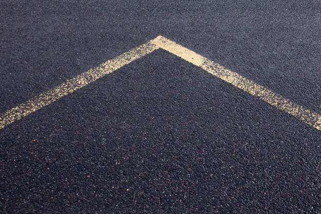 写真 新しいアスファルト道路のテクスチャ上の矢印線