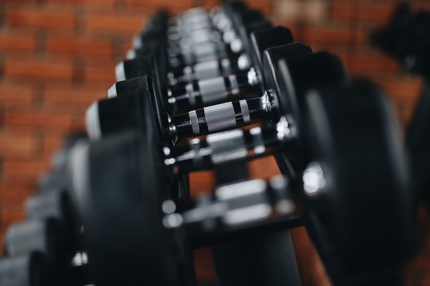 Foto freccia un sacco di manubri in palestra