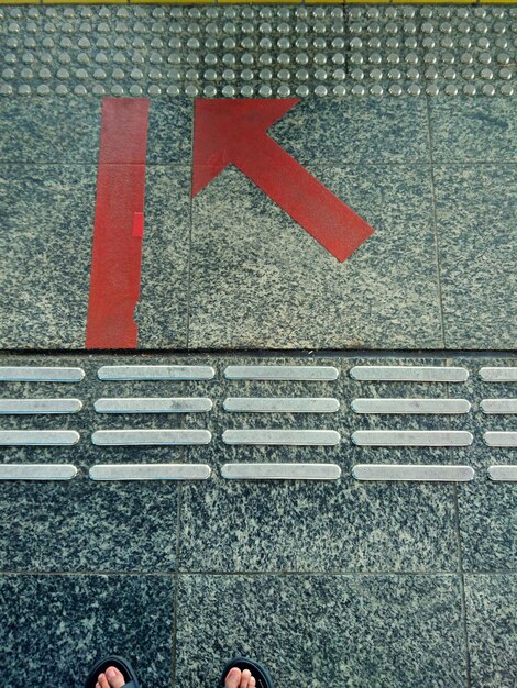 Фото Знак со стрелкой на асфальтовой поверхности