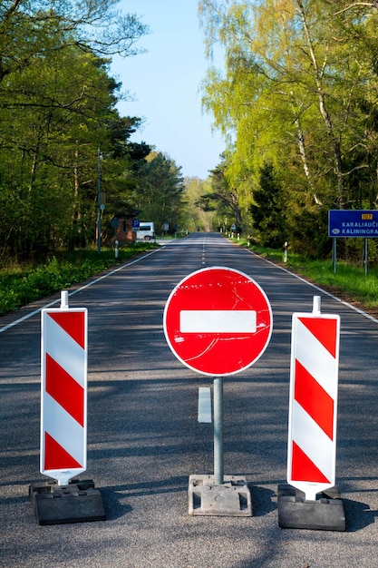 Foto segno a freccia sulla strada contro il cielo