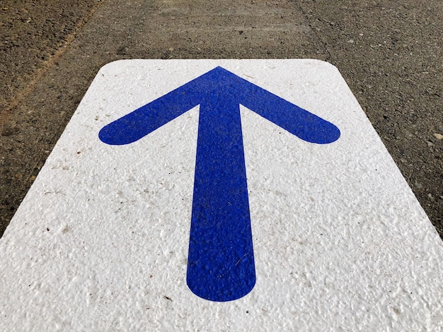 道路上の矢印サイン