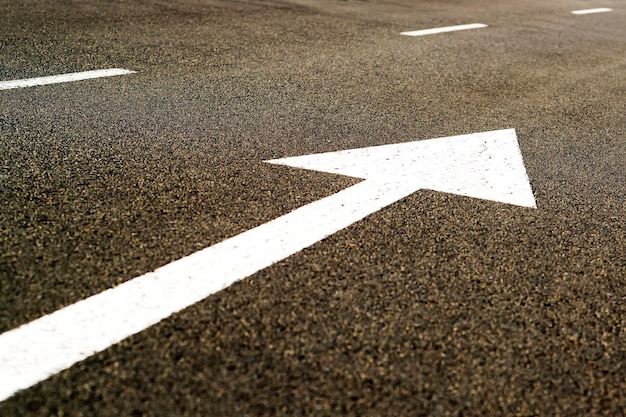 写真 都市の道路の矢印