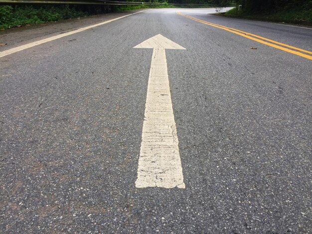 写真 道路上の矢印のシンボル