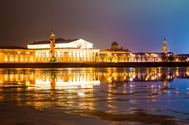 Photo arrow of vasilyevsky island at night in cloudy weather in st. petersburg.