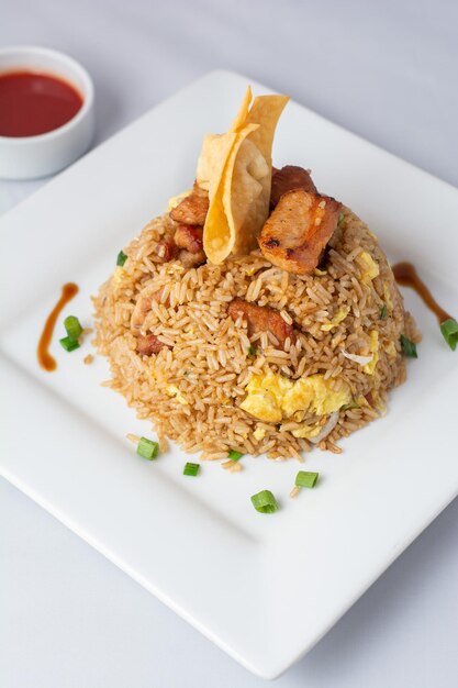 Foto arroz chaufa con gamberi maiale e pollo in diverse angolazioni