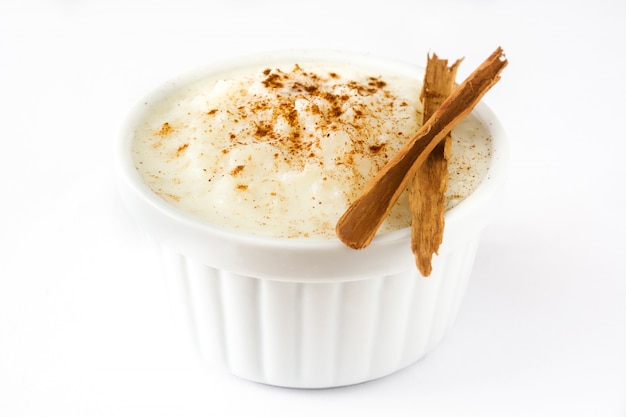 Arroz con leche. Rijstebrij met kaneel op wit