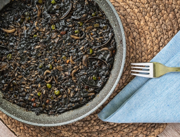 Arroz negro con sepia guisantes y almejas Plato tipico de espana Delicia saludable Real food