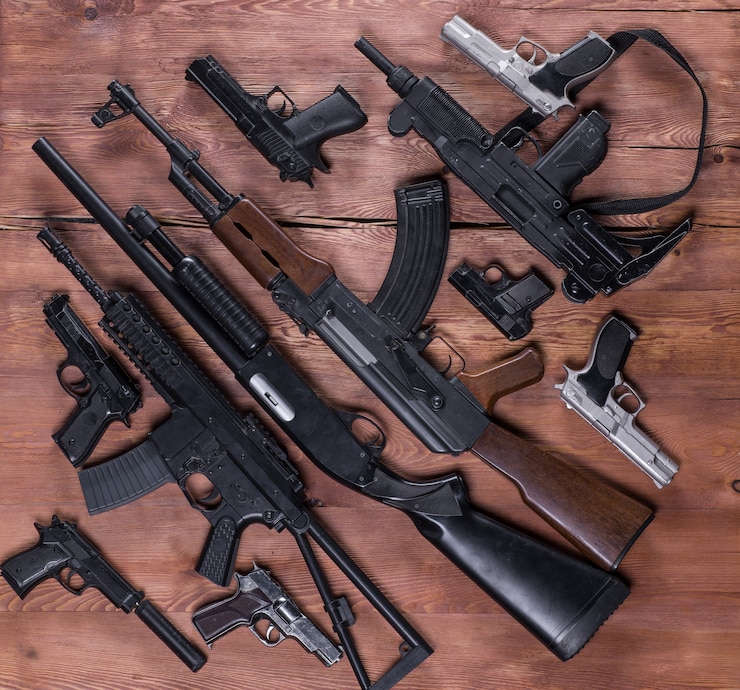 Photo 銃器の兵器庫はライフルとピストルを攻撃します