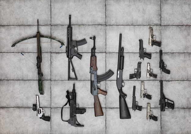 銃とグリップの銃器の武器コレクションのクローズアップの兵器庫