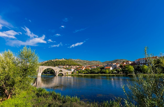 Arslanagic-brug over de rivier de Trebisnjica in Trebinje, Bosnië-Herzegovina