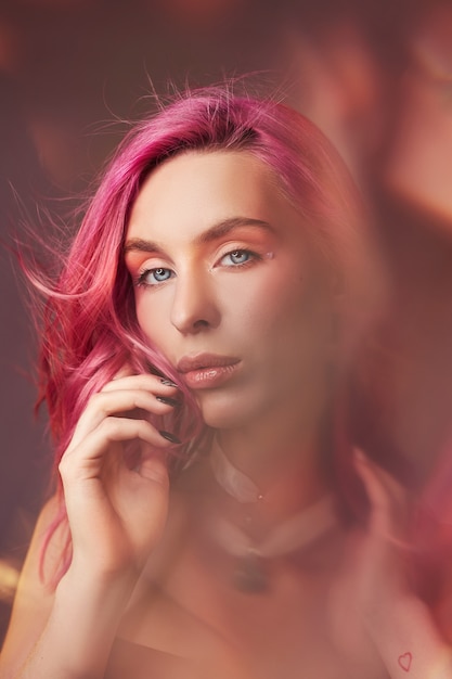 Фото Художественный портрет красоты женщины с розовыми волосами, творческая расцветка.