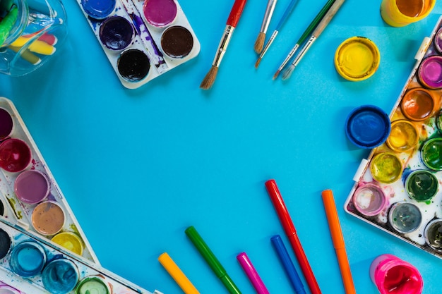 Pennelli artistici e colori ad acquerello per l'artista e la creatività a scuola