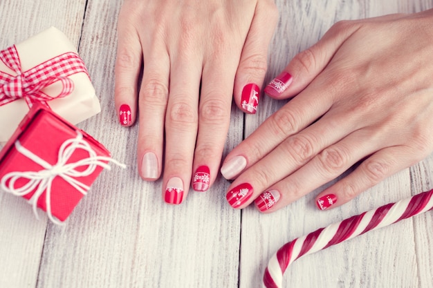 Art Christmas-manicure, rode en witte kleur