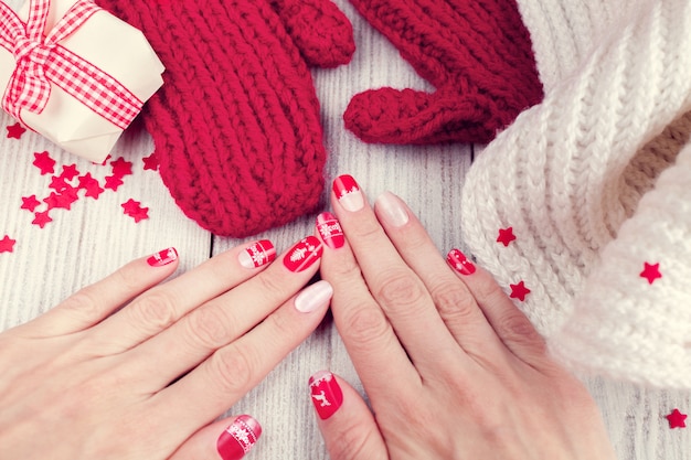 Art Christmas-manicure, rode en witte kleur