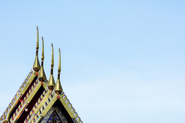 タイの仏教寺院で古典的な屋根の芸術