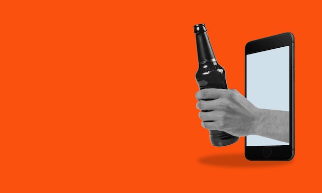 광고를 위한 공간이 있는 빨간색 배경에 전화기에서 맥주 한 병을 들고 있는 아트 콜라주