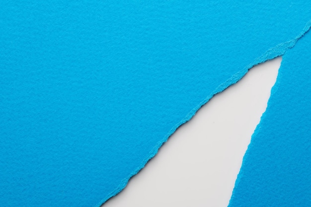 Художественный коллаж из кусочков разорванной бумаги с разорванными краями Коллекция липких записок синего и белого цвета Осколки страниц блокнота Абстрактный фон
