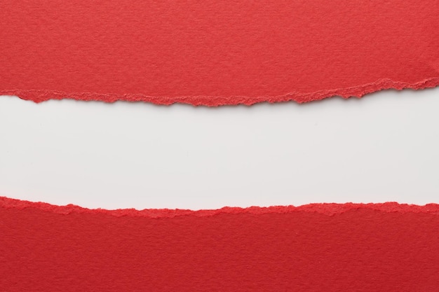 찢어진 가장자리가 있는 찢어진 종이 조각의 아트 콜라주 스티커 메모 컬렉션 빨간색 흰색 색상 노트북 페이지의 조각 추상 배경