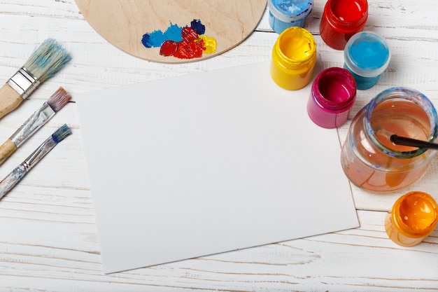 Foto strumenti di arte e artigianato. articoli per la creatività dei bambini. vernici acriliche e pennelli