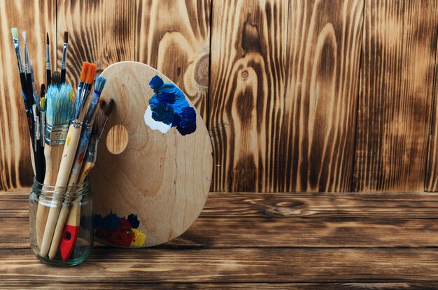 예술과 공예 도구. 어린이 창의력을위한 아이템 아크릴 페인트 및 브러쉬