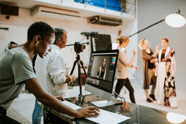 Art director die foto&#39;s op een monitor controleert