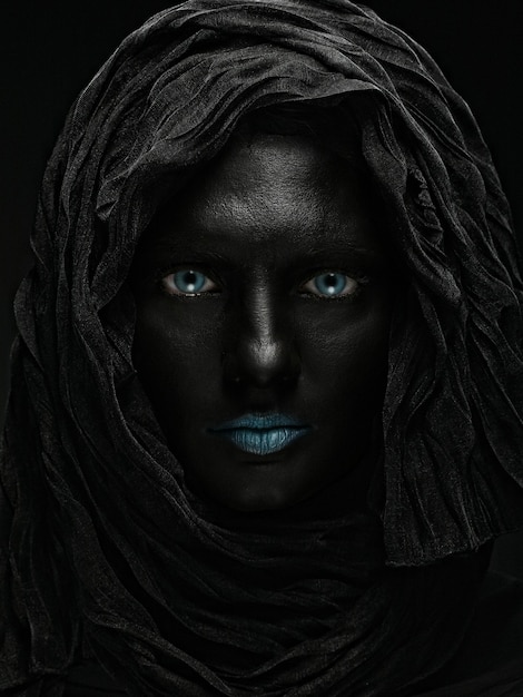 Foto foto d'arte di una bella donna con la faccia nera