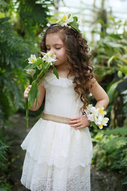 写真 白いヴィンテージのドレスを着ている少女の芸術の肖像画。