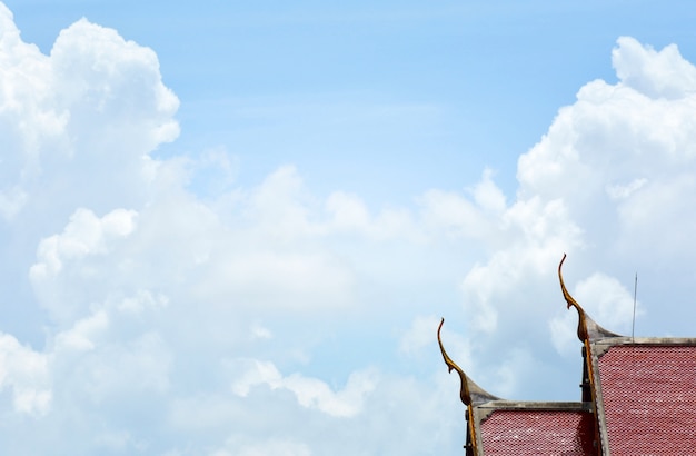 Foto arte sulla chiesa del tetto al tempio buddista in tailandia.