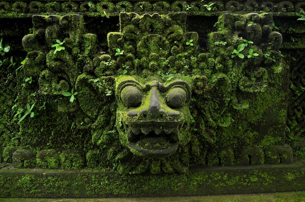インドネシアのバリ州ウブド市にあるマンダラスチウェナラワナまたはウブドセイクリッドモンキーフォレストサンクチュアリの芸術彫刻と彫刻されたアンティークの神の天使の神ヒンドゥー像バリスタイル