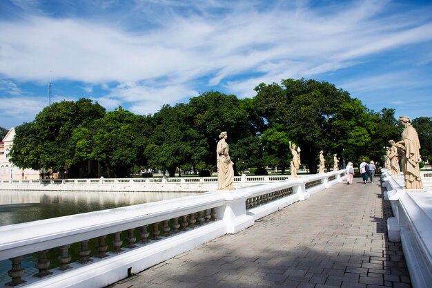 写真 庭園公園の橋の上の芸術像と、タイの人々旅行者がタイのアユタヤ市のバンパを訪れる王宮のバンパの古代レトロな建築のアンティーククラシックな建物