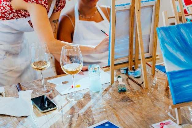 Foto arte e fusione del vino donne che mescolano la creatività con il vino