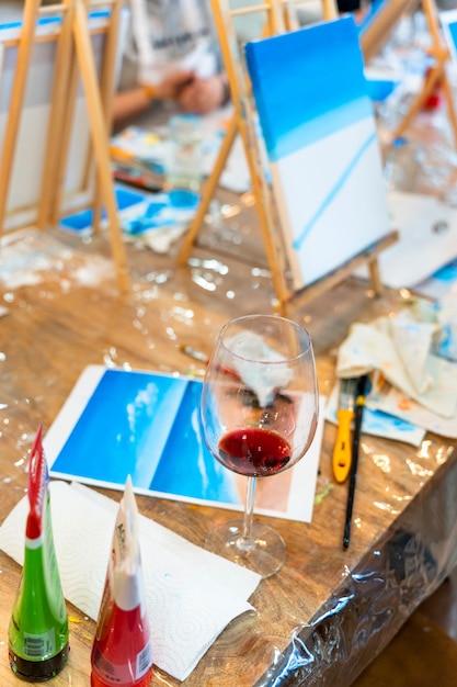 Foto art and wine sip and paint event (evento di arte e vino e vernice)