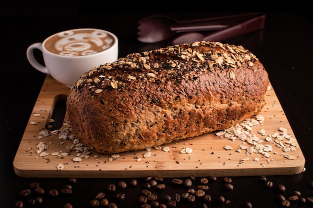 Artesisch brood met granen en koffie