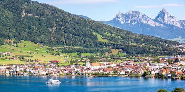 Foto arth al lago di zug nelle alpi svizzere montagne con kleiner e grosser mythen vette panoramiche in svizzera