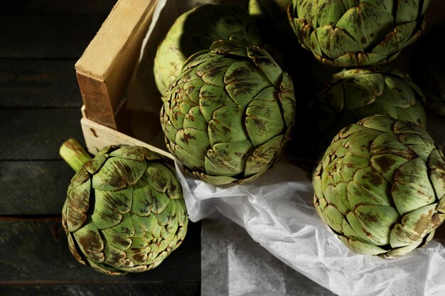 Photo artichokes in wooden box