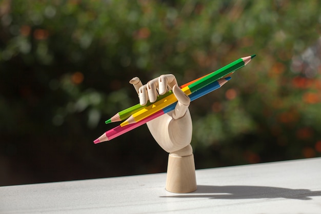 Articulated hand for drawing with colored pencils