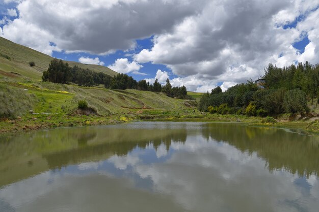 Lago artificiale in campi agricoli