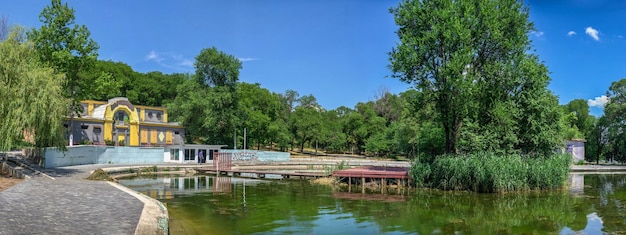 オデーサウクライナのデュコフスキー公園の人工湖